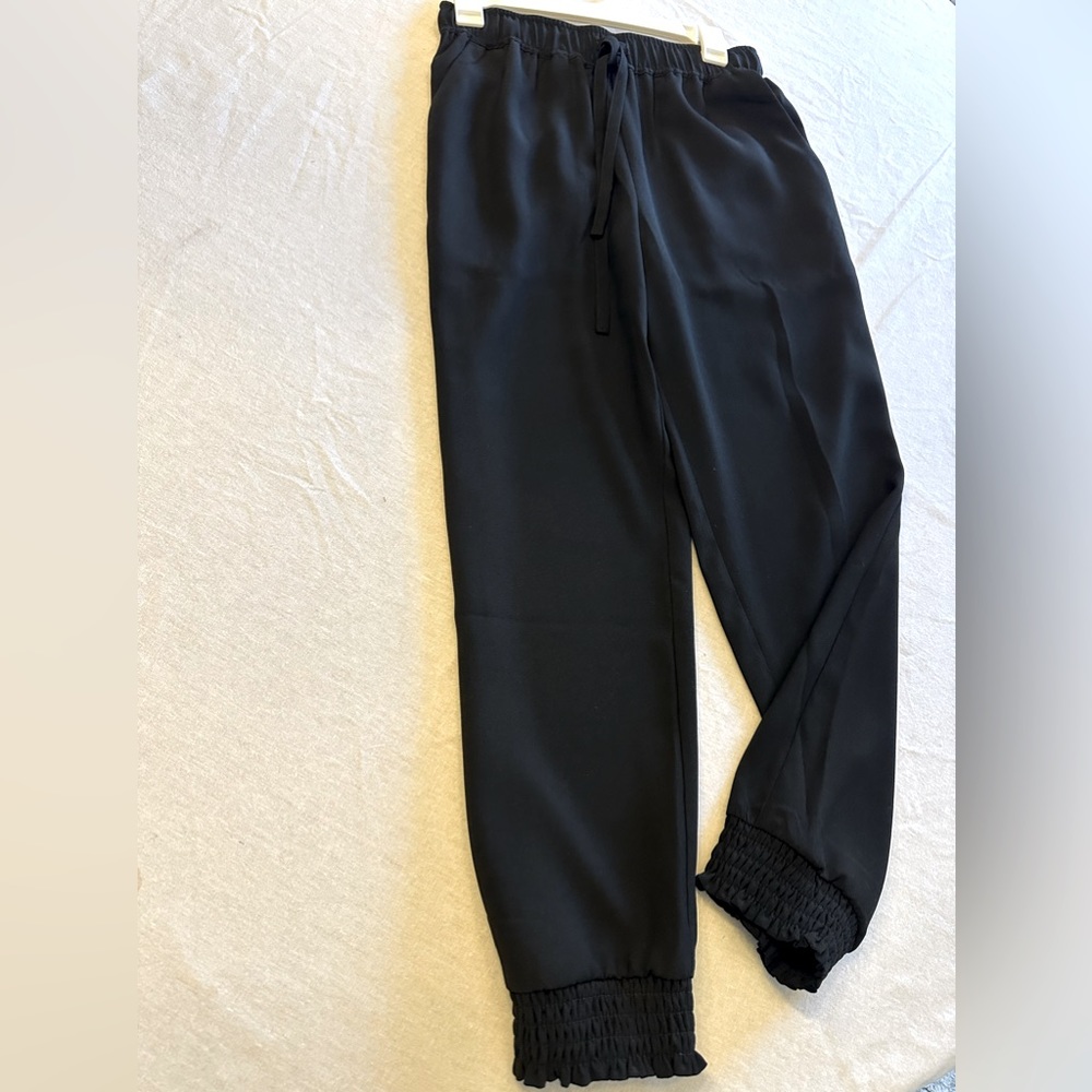 Cute jogger style pant in poly crepe fabric